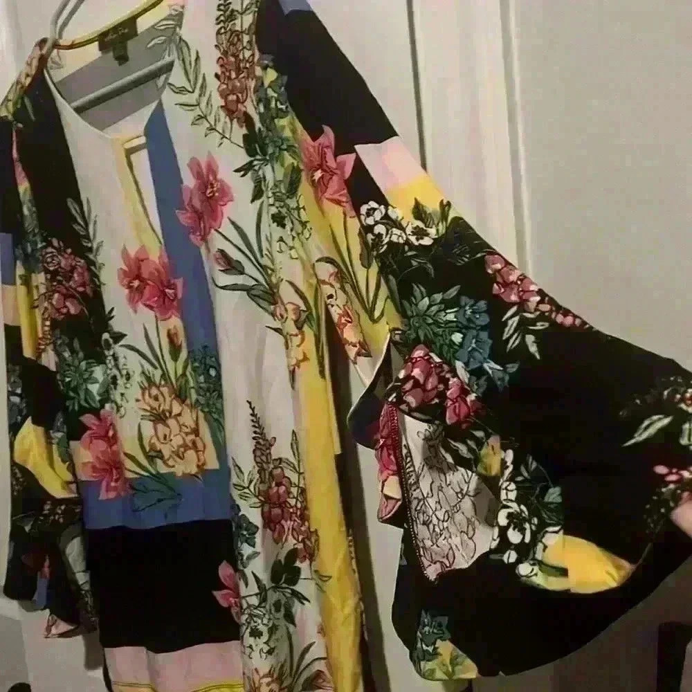 Melissa Paige size M Floral Blouse Shirt with Flowy Sleeves, key hole in front - Picture 3 of 8
